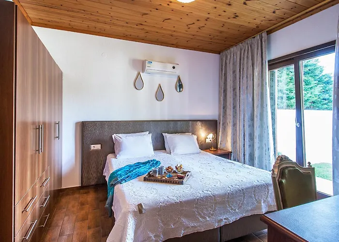 Four Seasons Villa *